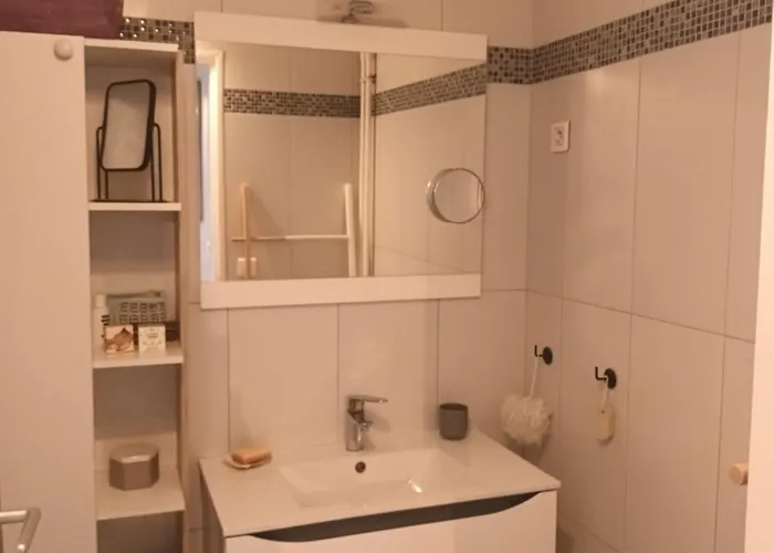 Sunny Flat In Apartment *