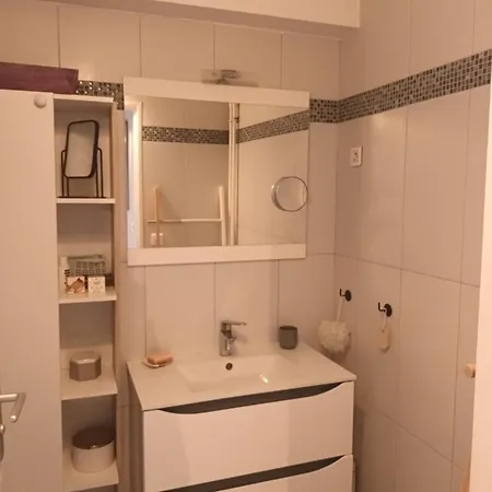 Sunny Flat In Apartment *